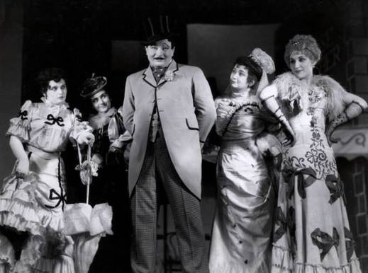 Jan Werich, Emilie Hráská, Hana Vítová, Marie Mottlová a Jarmila Švabíková ve hře Slaměný klobouk (1934).