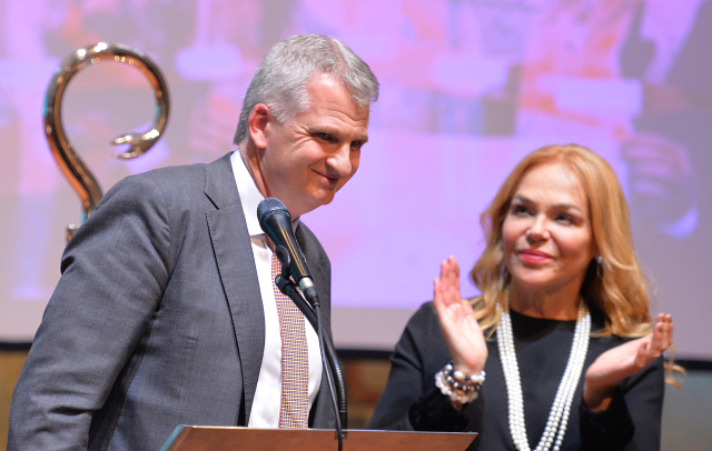 Americký profesor historie Timothy Snyder převzal v Praze od Dagmar Havlové Cenu Nadace Dagmar a Václava Havlových Vize 97.