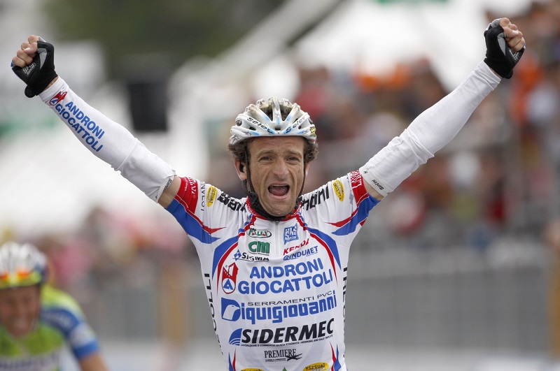 Bývalý vítěz Gira Michele Scarponi zahynul při autonehodě. Bývalý vítěz Gira Michele Scarponi zahynul při autonehodě.