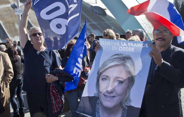 Příznivci prezidentské kandidátky Marine Le Pen.
