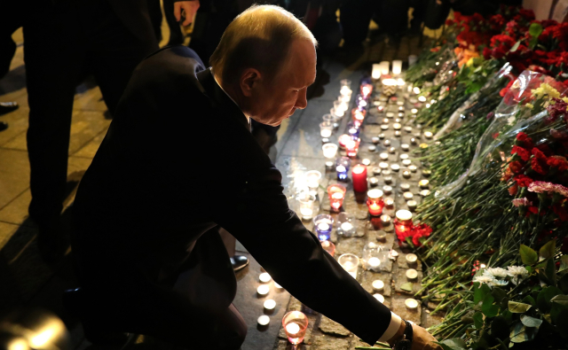 Ruský prezident Vladimir Putin pokládá kytici na památku obětem dubnového teroristického útoku.