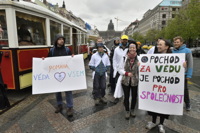 V Praze na Václavském náměstí se sešli lidé k takzvanému Pochodu za vědu, jehož cílem bylo propagovat vědecké poznatky mezi veřejností a současně upozornit na politizaci podle organizátorů apolitických témat, jako jsou globální oteplování či genetická modifikace organismů. 