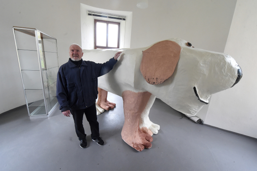Zámek Linhartovy ve Městě Albrechticích na Bruntálsku přichystal na sezonu nové expozice, určené hlavně dětem. Uvidí tam dřevěné hračky, výtvory ze stavebnic Seva či Lego, panenky i klasické nafukovací hračky. Na snímku je kastelán Jaroslav Hrubý s papírovou sochou Maxipsa Fíka, kterou pro zámek vytvořil.