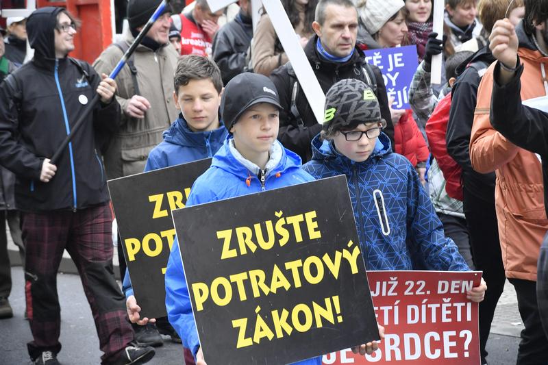 Pětitisícový protipotratový pochod prošel Prahou.