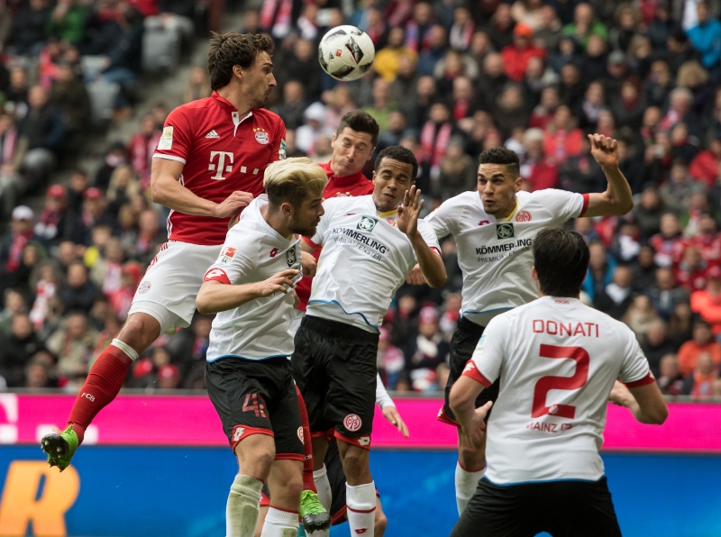 Bayern Mnichov v zápase s Mohučí. 