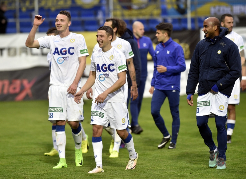 Tepličtí fotbalisté se radují. 