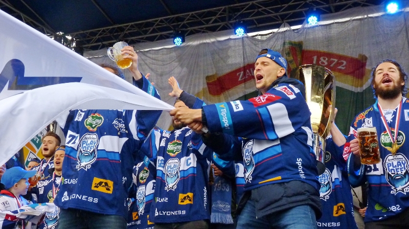 Hráči Komety oslavují mistrovský titul. 
