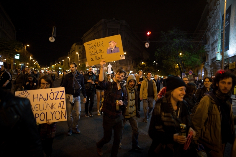 Lidé v Budapešti protestují proti vládě Viktora Orbána. Lidé v Budapešti protestují proti vládě Viktora Orbána.