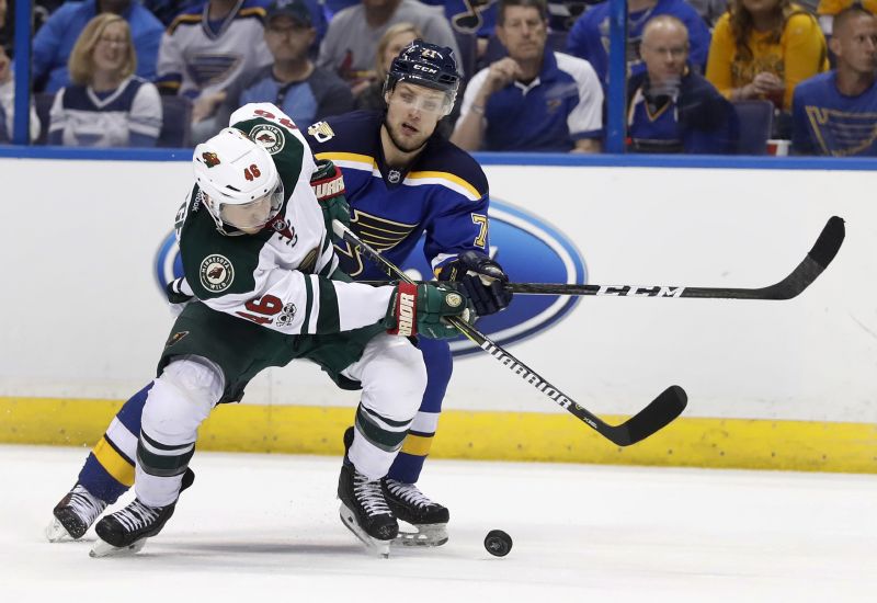 Vladimír Sobotka (vpravo) v utkání NHL.