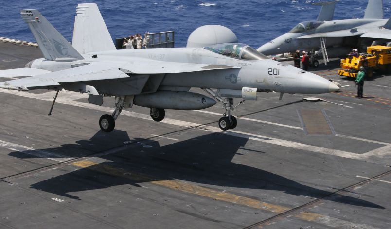 Manévry na americké letadlové lodi Carl Vinson.