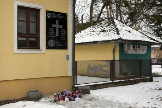 Deska ve městě Jasenovac, která má oslavovat chorvatské bojovníky.