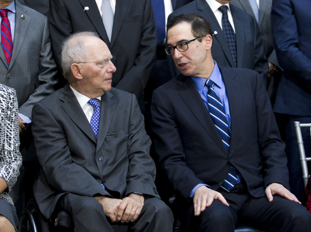 Na snímku vpravo Steven Mnuchin, americký ministr financí.