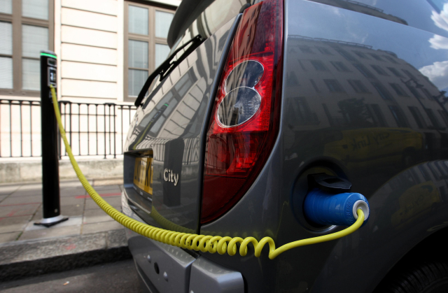 Nabíjení elektromobilu.