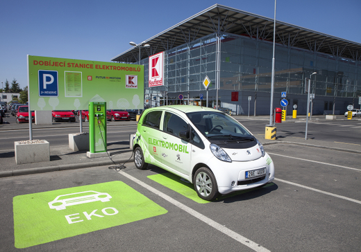 Dobíjení elektromobilu na parkovišti u obchodního domu v Praze 6.