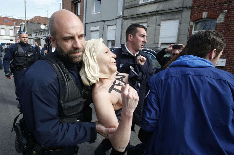 Zásah francouzské policie proti aktivistkám hnutí Femen.