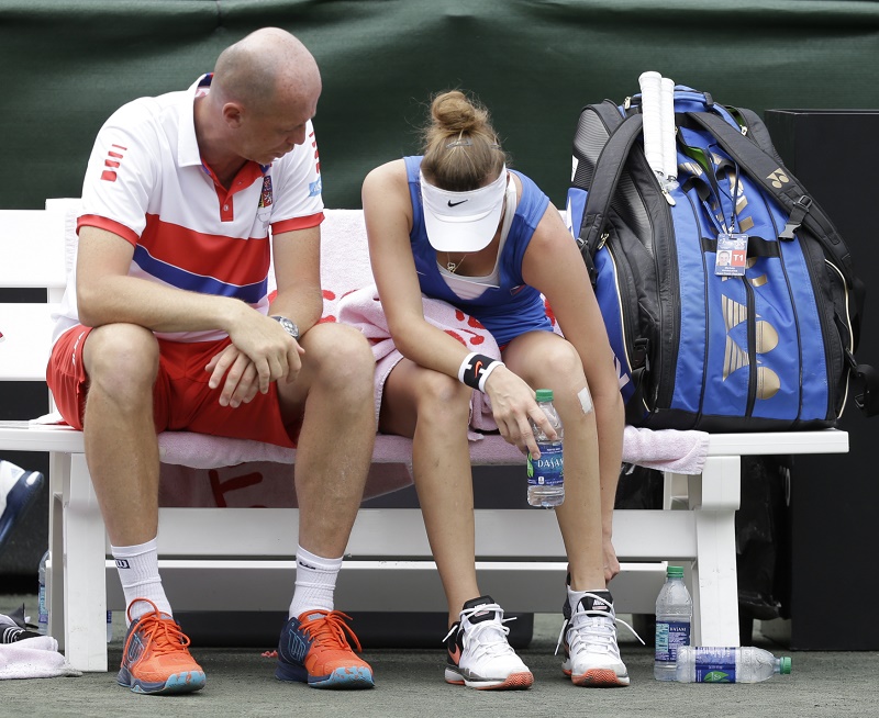 Kapitán Petr Pála na lavičce s Markétou Vondroušovou v semifinále Fed Cupu proti Američankám.