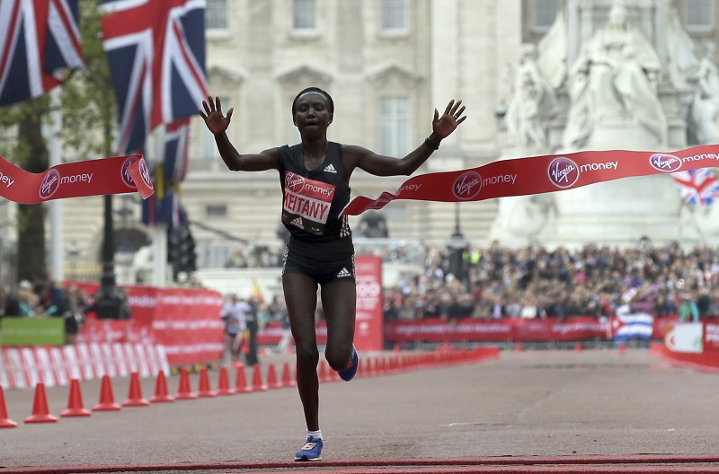 Keňská běžkyně Mary Keitanyová protíná cílovou pásku londýnského maratonu Keňská běžkyně Mary Keitanyová protíná cílovou pásku londýnského maratonu