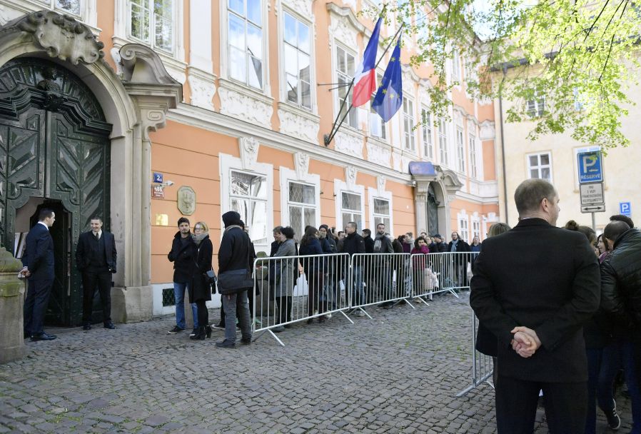 Fronta před francouzskou ambasádou v Praze.