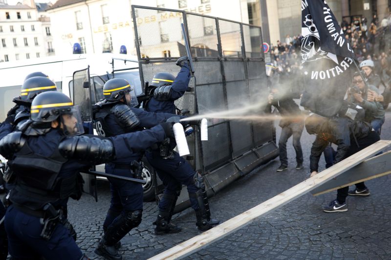 Nepokoje v Paříži. Nepokoje v Paříži.