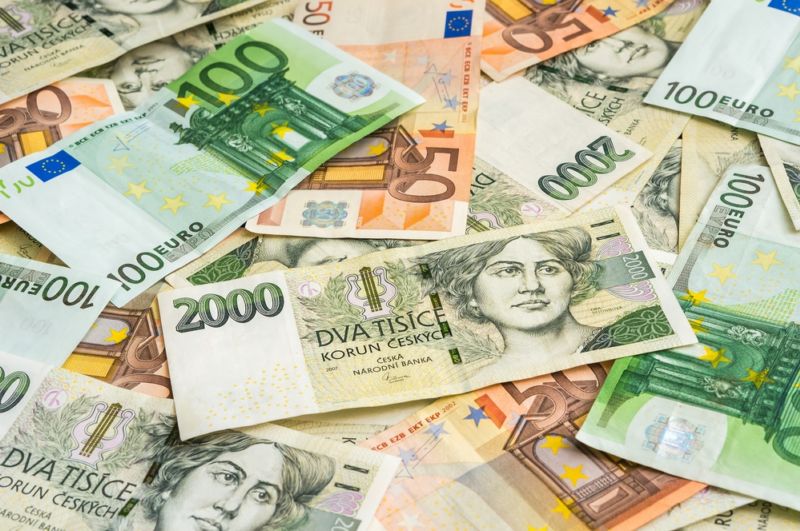 Koruna a euro (ilustrační foto).