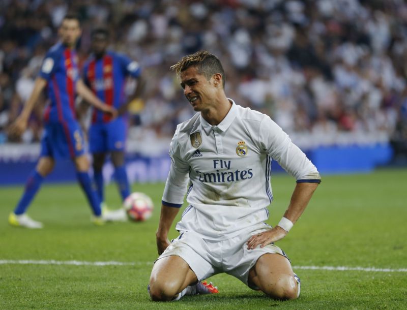 Zdrcený Cristiano Ronaldo po prohraném zápase s Barcelonou.