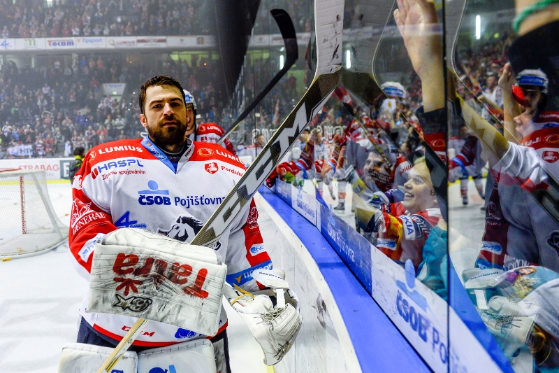 Pardubický brankář Martin Růžička si mohl s fanoušky užít oslavy udržení v soutěži. 