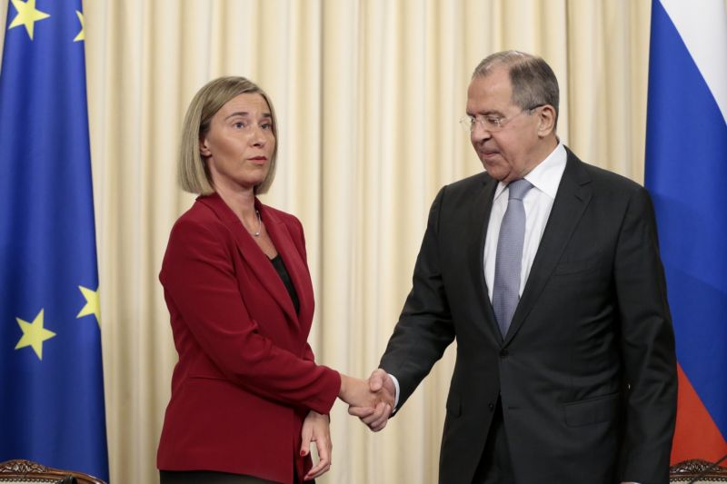 Šéfka unijní diplomacie Federica Mogheriniová a její ruský protějšek Sergej Lavrov.