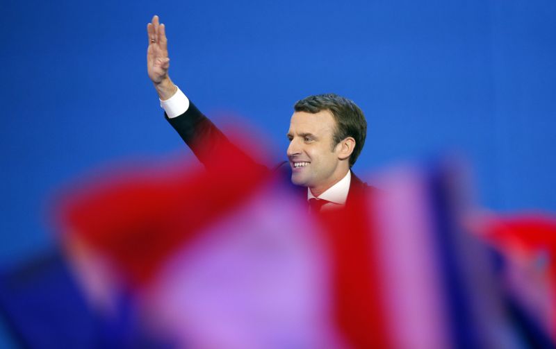 Macronovy oslavy podle kritiků nejsou uměřené.