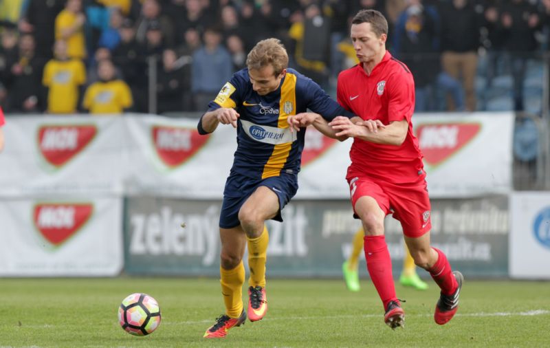 Fotbalisté Opavy v zápase čtvrtfinále Mol Cupu s Brnem.