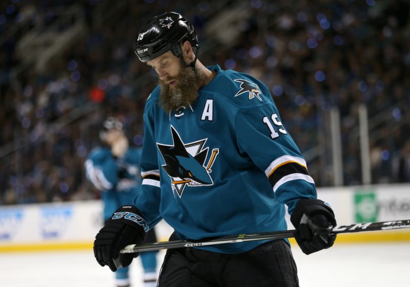 Velkou statečnost prokázal Joe Thornton v play-off NHL.