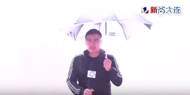 Výboj blesku zasáhl deštník a moderátorovu ruku. Výboj blesku zasáhl deštník a moderátorovu ruku.