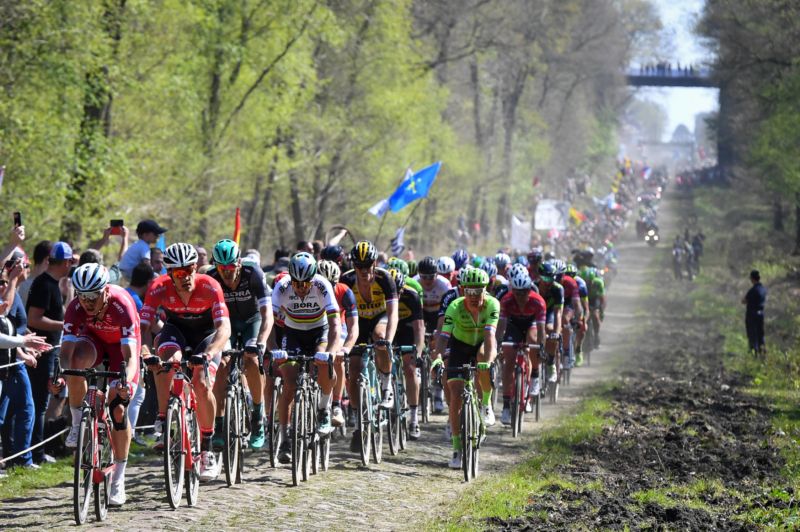 Peloton na jarní klasice Paříž-Roubaix (ilustrační foto).