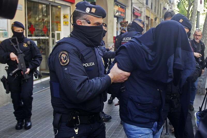 Španělská policie při zatýkání osmi podezřelých na vazby s teroristy, kteří útočili v loňském roce v Bruselu.