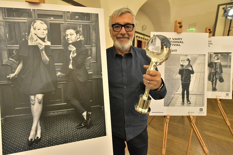 Prezident Mezinárodního filmového festivalu Karlovy Vary Jiří Bartoška s křišťálovým globem a festivalovými plakáty, které představili organizátoři 25. dubna v Praze na tiskové konferenci k 52. ročníku přehlídky.