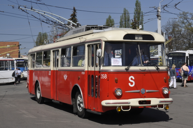 Zlínem bude jezdit červený historický trolejbus Škoda 9 Tr. Zlínem bude jezdit červený historický trolejbus Škoda 9 Tr.