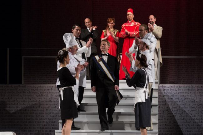 Snímek z představení Obsluhoval jsem anglického krále.