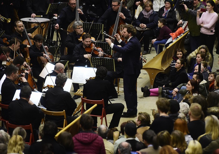 Symfonický orchestr Českého rozhlasu v čele s dirigentem Tomášem Braunerem. Symfonický orchestr Českého rozhlasu v čele s dirigentem Tomášem Braunerem.