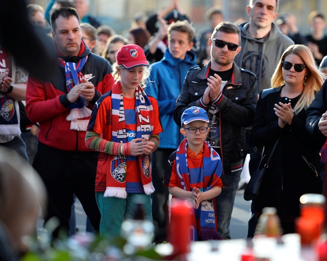 Na Františka Rajtorala chodí k plzeňskému stadionu vzpomínat stovky lidí.