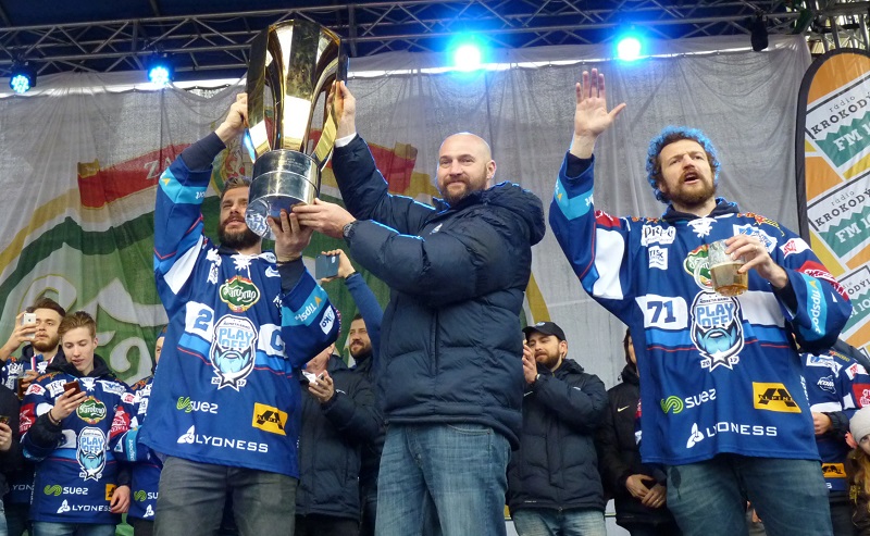 Hlavní kouč Brna se raduje z trofeje pro mistry extraligy