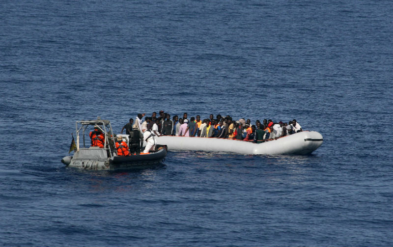 Libyjským pašerákům migrantů usnadňuje jejich nezákonné aktivity činnost evropských záchranářů (ilustrační foto). 