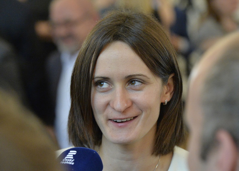 Olympijská vítězka v rychlobruslení Martina Sáblíková na hradě při podpisu o účasti ČR na olympijských hrách v Pchjongčchangu