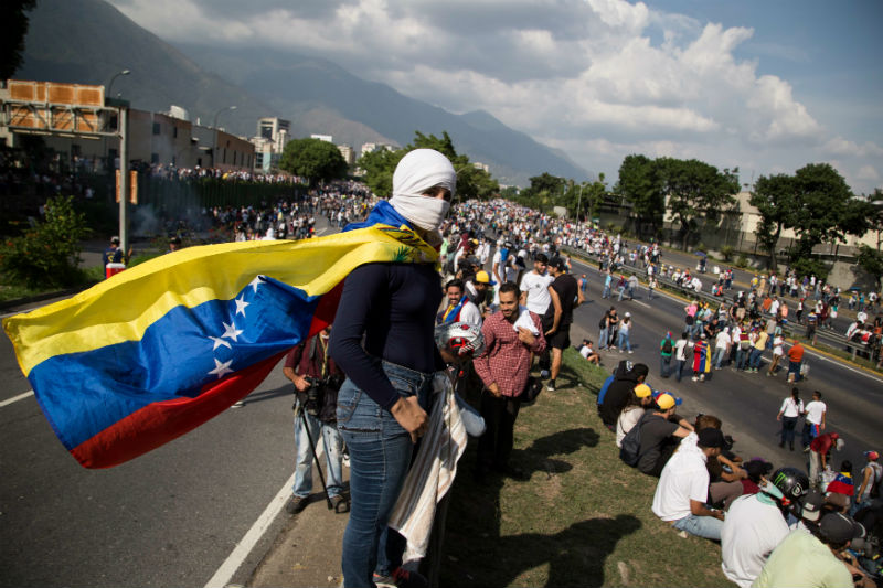 Protesty proti prezidentovi Nicolási Madurovi trvají již čtyři týdny.