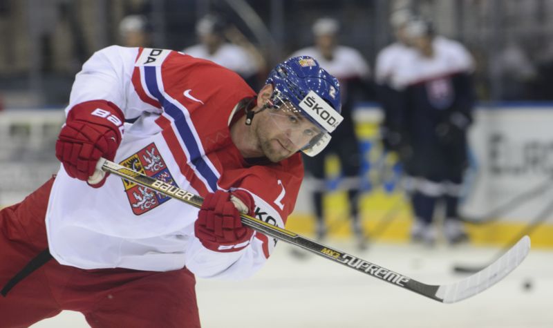 Hokejista Jakub Kindl v reprezentačním dresu. 