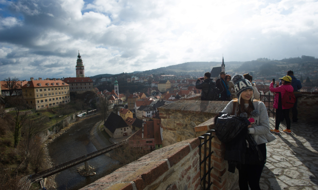 Akce Kouzelný Krumlov nabídne turistům jarmark, programy pro děti, hudbu, kulinářskou show i slevy v muzeích. Akce Kouzelný Krumlov nabídne turistům jarmark, programy pro děti, hudbu, kulinářskou show i slevy v muzeích.