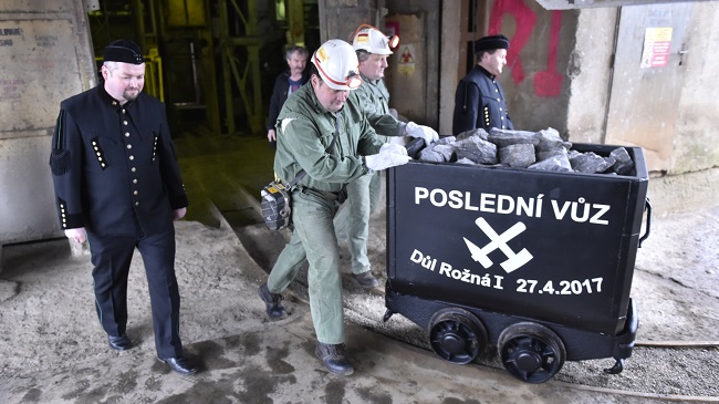 Horníci vyvezli poslední vůz uranové rudy z dolu Rožná I v Dolní Rožínce na Žďársku. 