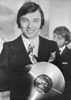 Zpěvák Karel Gott se Zlatou deskou Polydoru za desku Zlatý hlas z Prahy. Snímek z roku 1970.