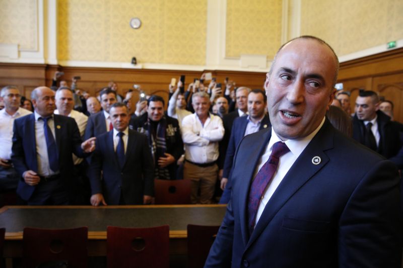 Ramush Haradinaj u francouzského soudu.