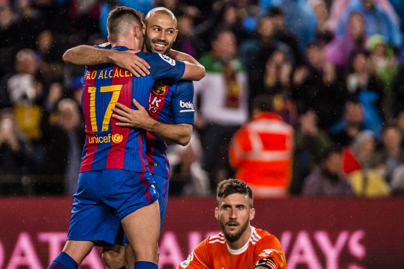 Mascherano v radostném objetí se spoluhráčem.