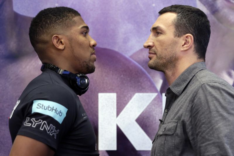 Ukrajinský boxer Vladimír Kličko (vpravo) jako vyzyvatel v souboji s Britem Anthonym Joshuou.