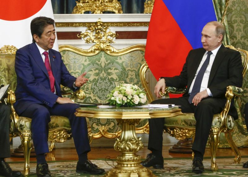 Předseda japonské vlády Šinzó Abe a ruský prezident Vladimir Putin. Předseda japonské vlády Šinzó Abe a ruský prezident Vladimir Putin.